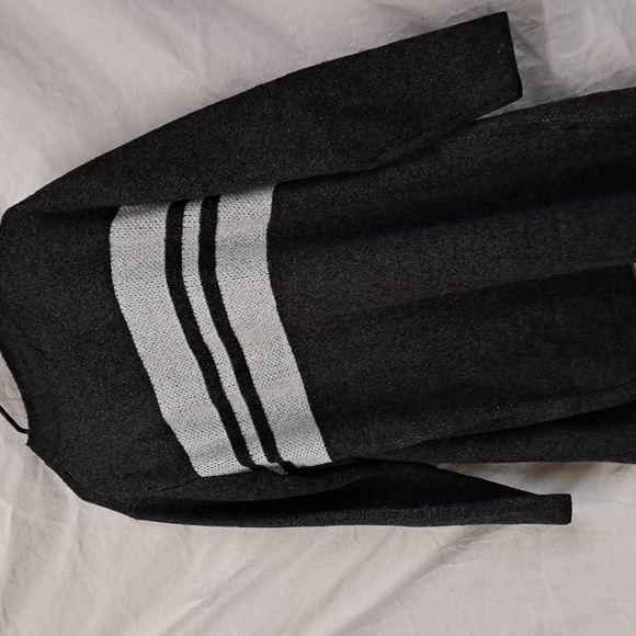 2X France Model Ladies Grey/ Black and White Xtra long soft sweater. - Picture 7 of 7